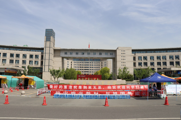 河南经贸职业学院为返校学生送上防疫大礼包