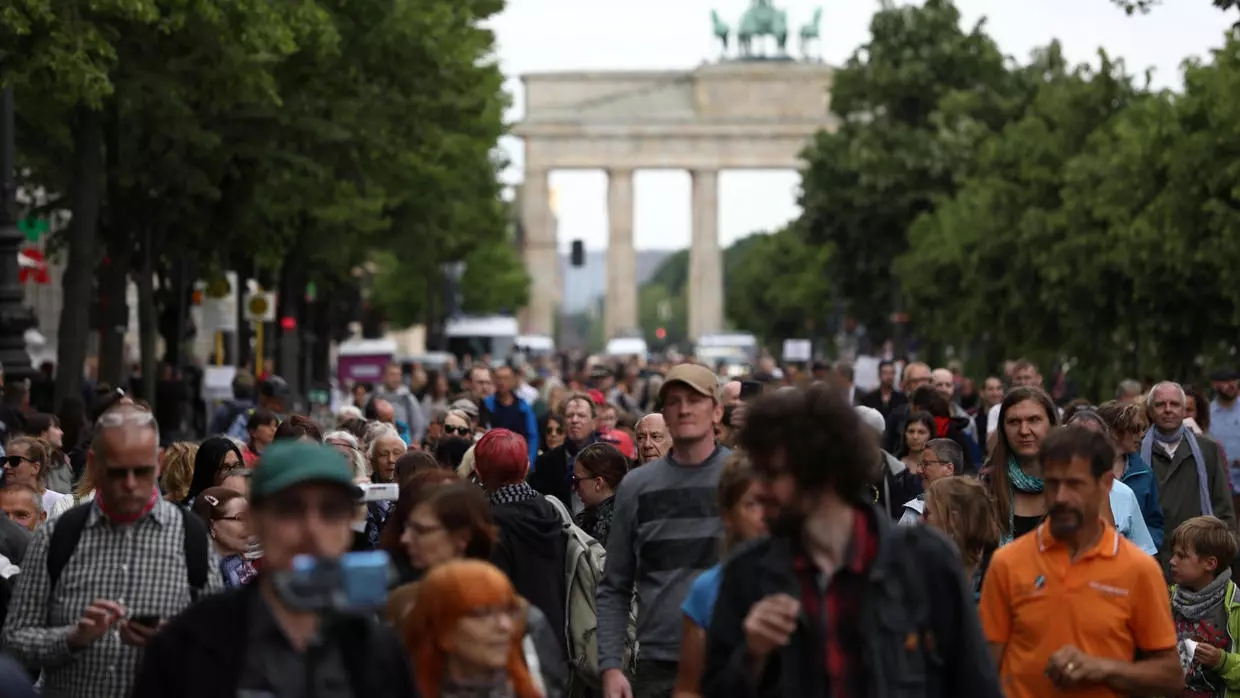 海外网评：两日内上百场示威，德国“新冠游行”为何越闹越大？