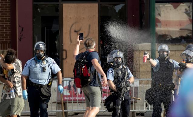 美国抗议者斥警方滥用武力：没沟通就发射橡皮