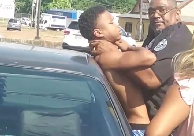 又一起！美国黑人被警察狠掐喉咙 路人制止：他没法呼吸了