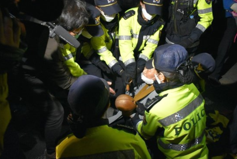 大半夜往萨德基地运导弹 韩国国防部：美军要求