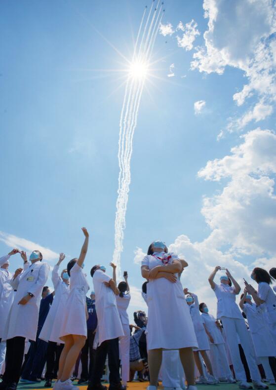 日本自卫队在东京市中心表演飞行特技 致敬医务