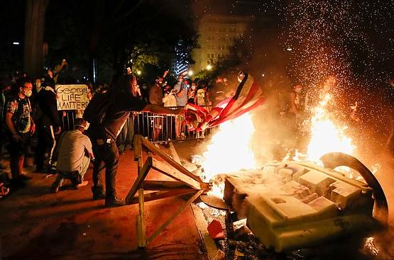 美国白宫附近多地起火  地标建筑“总统的教堂”