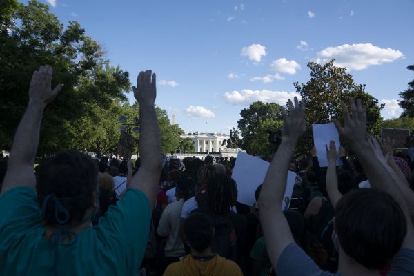 5月31日，在美国首都华盛顿，人们在白宫前举手抗议。（新华社）