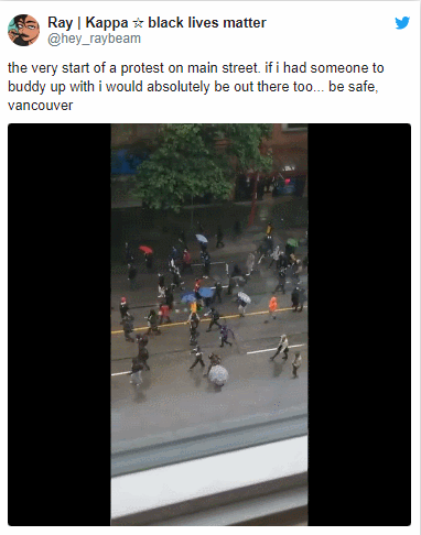 加拿大4城爆发抗议：警察发射催泪弹，民众举火