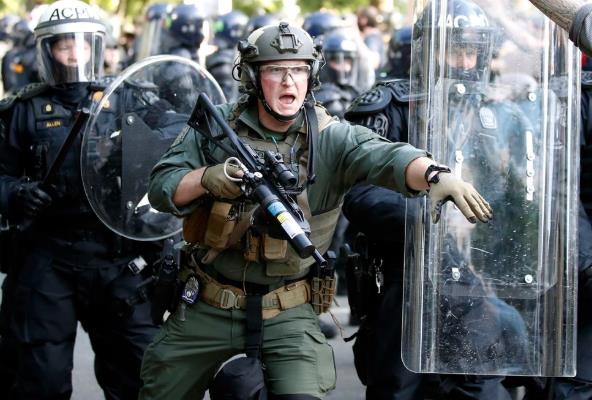 美警察向白宫外和平抗议者射催泪瓦斯 市长怒斥