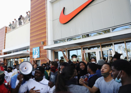 纽约骚乱现场混乱 抢劫者与抗议者起冲突