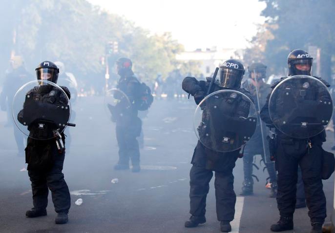 白宫外和平抗议者遭武力驱散 希拉里、拜登发声