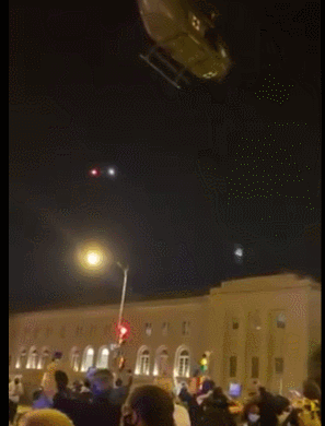 华盛顿街头成战区？美政府动用军机驱散抗议人