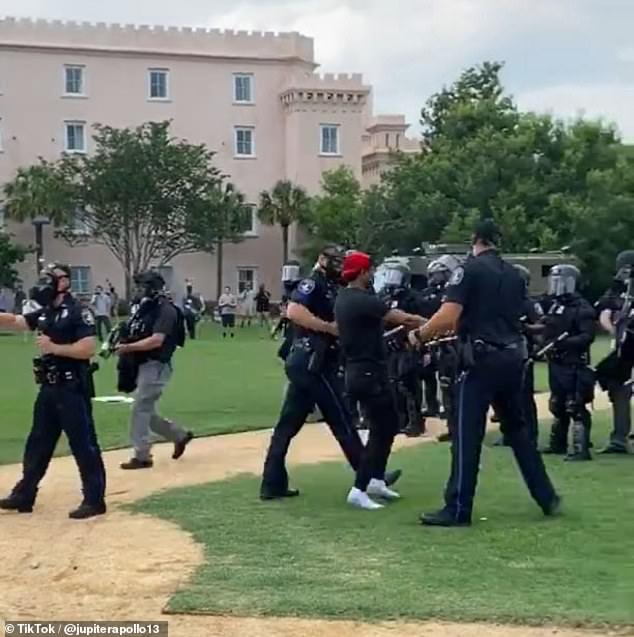 黑人青年跪地高喊与警察是一家人后被逮捕，人