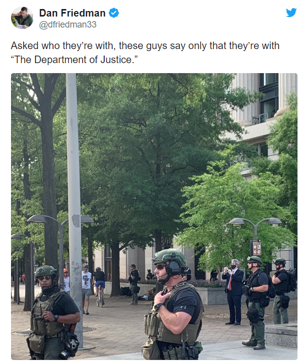 华盛顿街头现“神秘”武装人员：全身无标识，