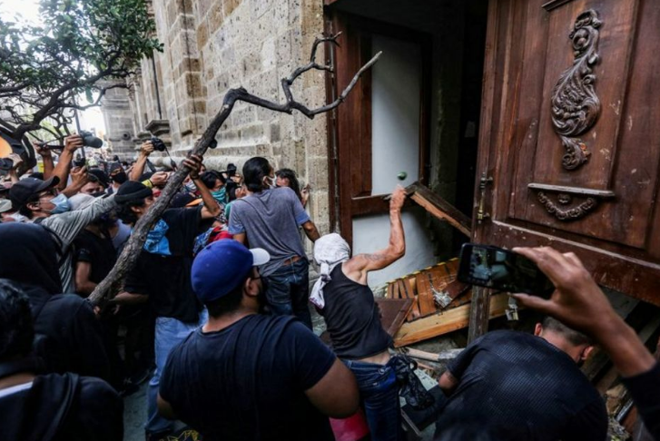 美国驻墨西哥大使馆遭投燃烧弹 抗议者焚毁美企