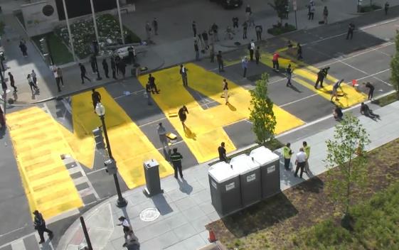 华盛顿市长批准！通往白宫道路上被涂醒目黄字