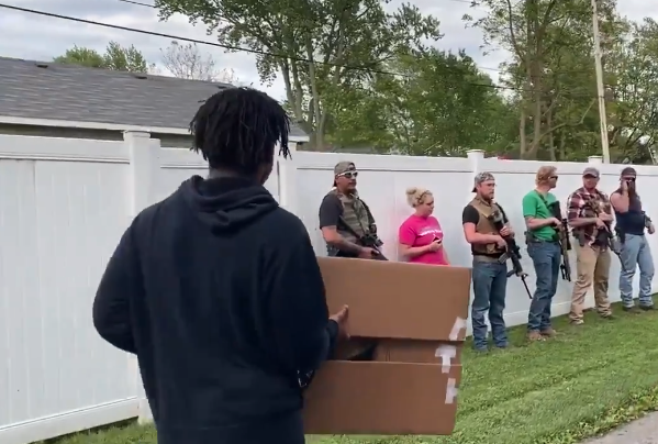 非裔美国人抗议 美国白人持枪围观并嘲笑：你们