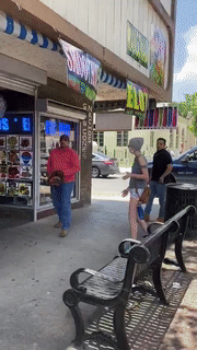 美国男子持电锯驱赶示威者 大喊“滚回家去”