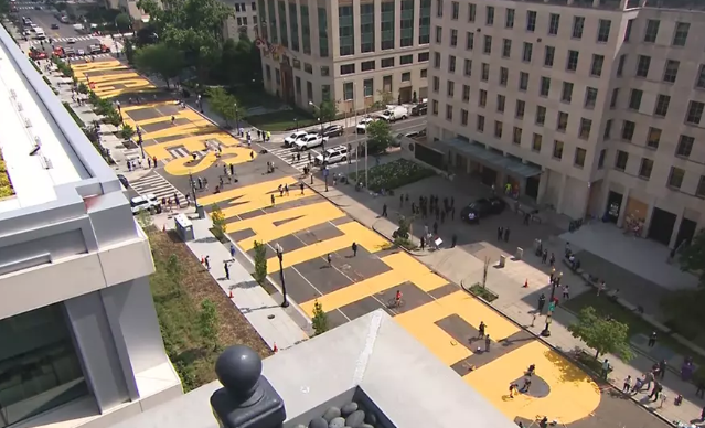 美国观察：通往白宫道路现巨型标语 美驻墨大使