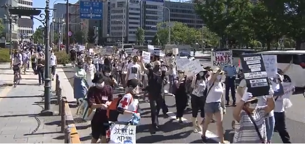 日本大阪抗议跪杀黑人案上千人在美国领馆前示威游行