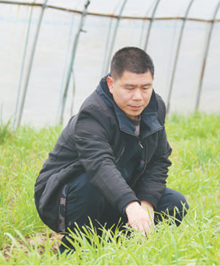 管建军 带着孩子去扶贫