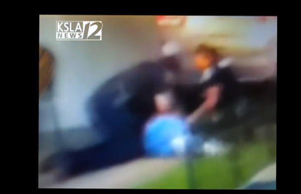 美国又一起暴力执法被曝光：警察把黑人男子摁