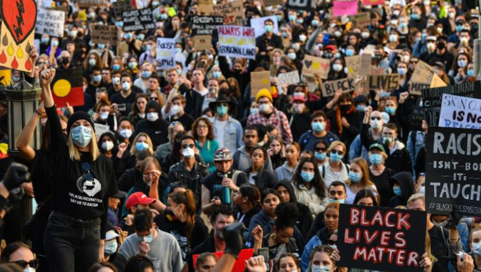 澳大利亚反歧视游行现确诊病例 现场聚集上万人