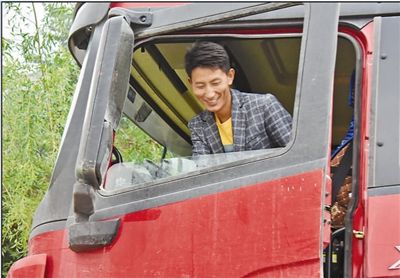 卢曲拉开上第五辆车