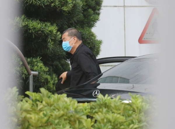 乱港头目黎智英今再受审 民众举标语怒斥“祸港