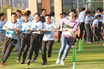 济南高新区东城逸家中学师生共同参加趣味运动会. (学校供图)