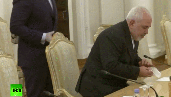 俄伊外长时隔数月见面 扎里夫戴着口罩 合影也保