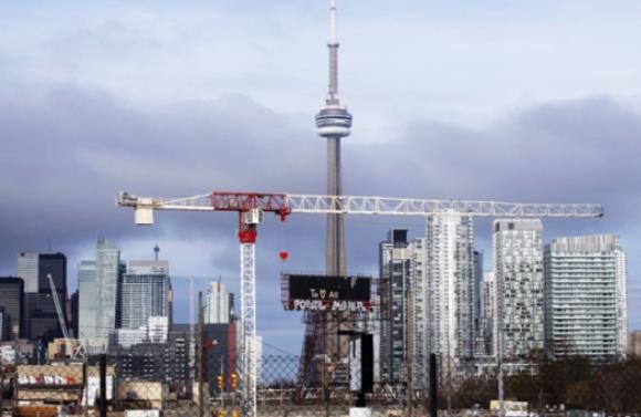 加拿大科学家在污水中取样 检测是否含有新冠病