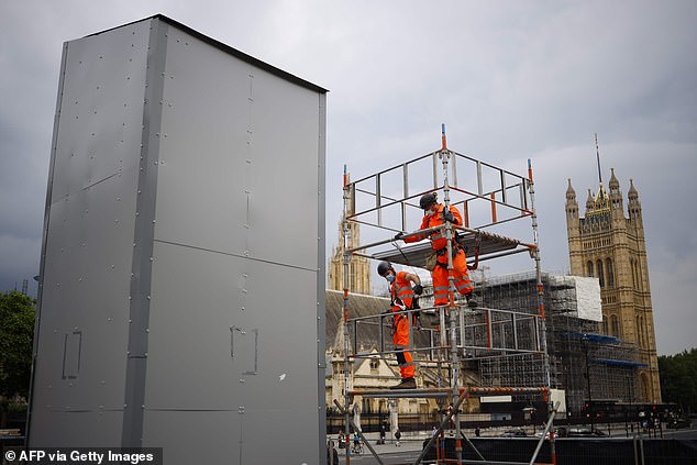 马克龙访英之前 被封存的丘吉尔雕像又“重见天