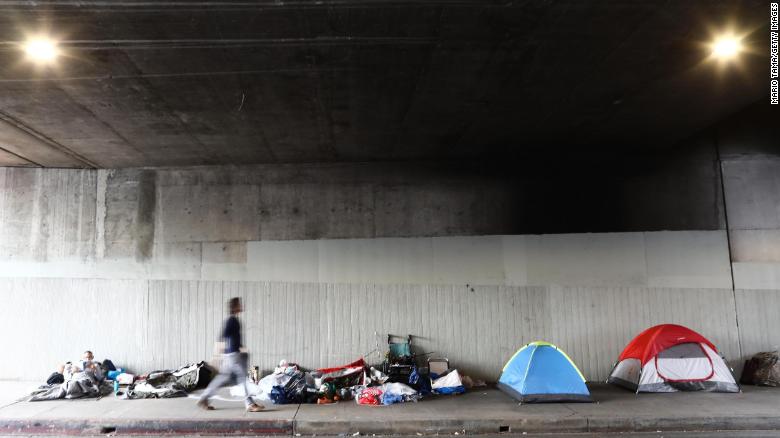 洛杉矶安置近7000名流浪汉 遏制新冠病毒传播