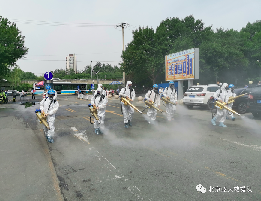 这是北京消杀现场！“全副武装”的你们，辛苦了！