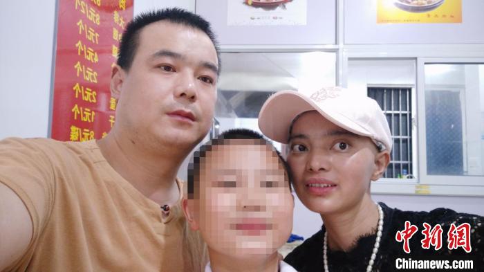 杨子涵一家三口合影。独山港镇供图