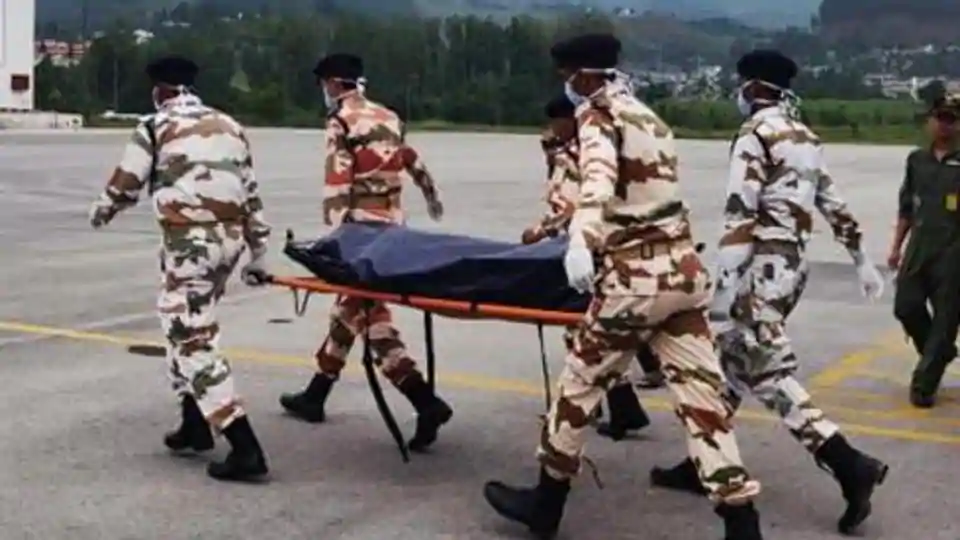 1592790089611847.jpg itbp-personnel-carrying-mountaineer-dead-body-of_0735ce56-b3d6-11ea-8315-f58cec6734ed.jpg