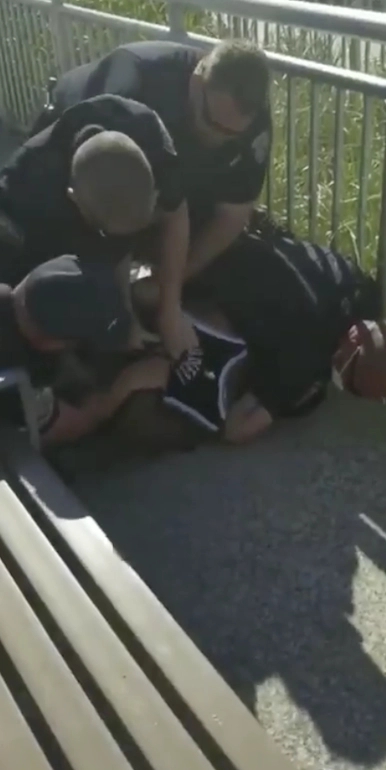 纽约警察又使出“锁喉”动作 致黑人男子失去知