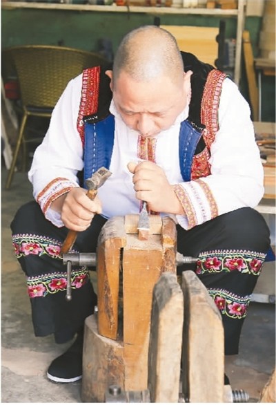 “滇南一把琴”的传承 石屏彝乡 弦歌不辍