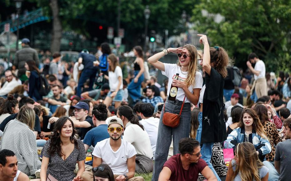 法国音乐节万众聚集引争议 专家忧疫情反弹