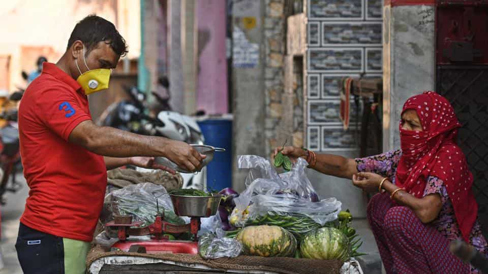 疫情下印度教师失业 转行卖菜、种地、修自行车……