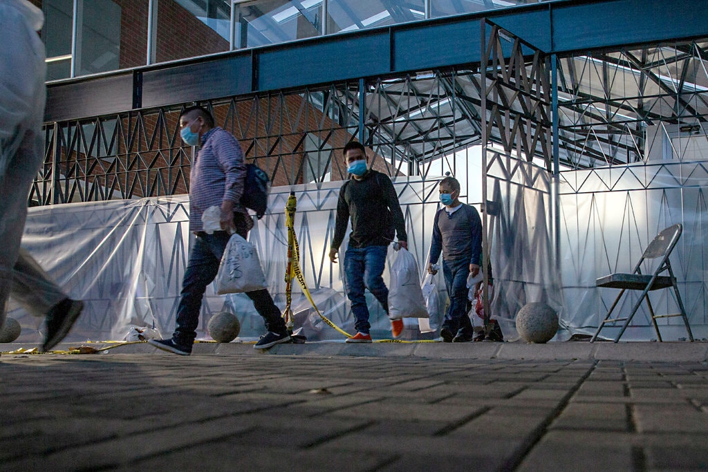 美媒：把感染者送上遣返飞机 美国政府在故意输