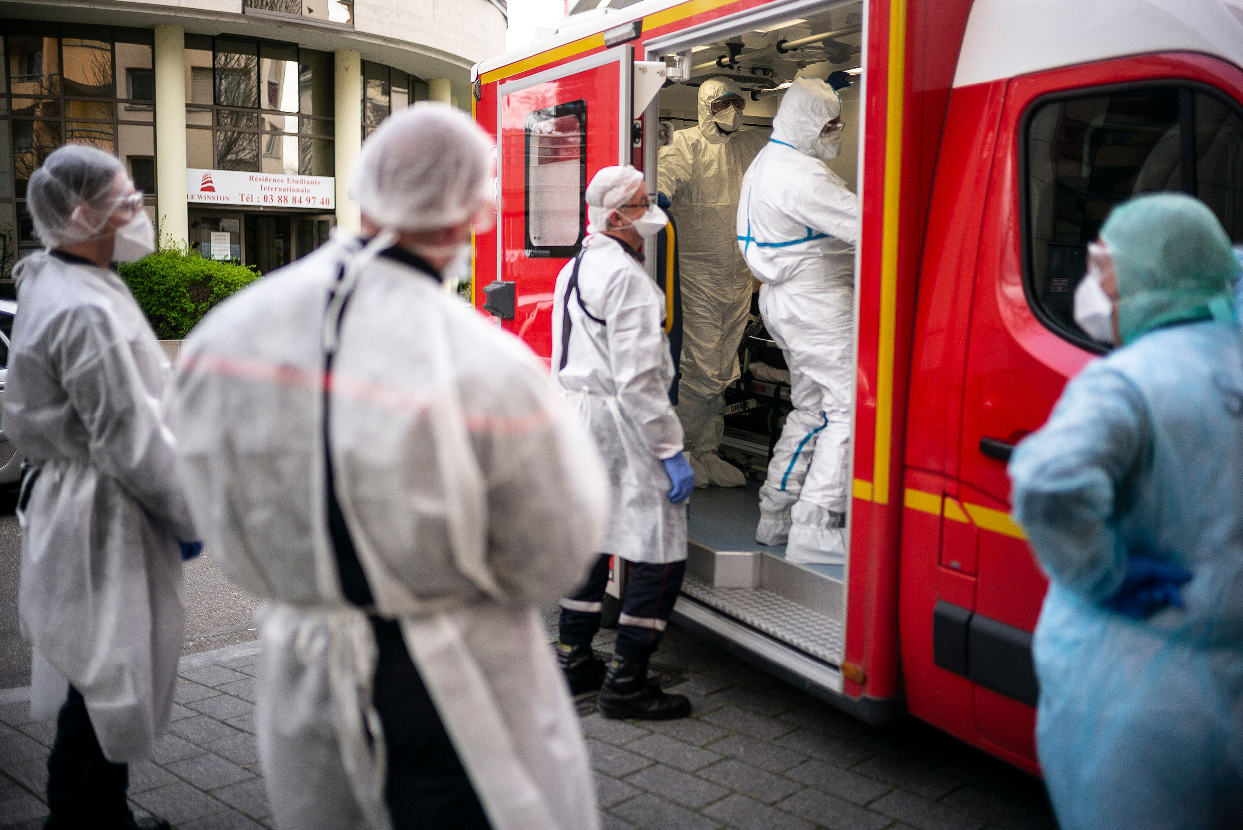 一文读懂全球疫情: 全球累计确诊逾917万 美国年