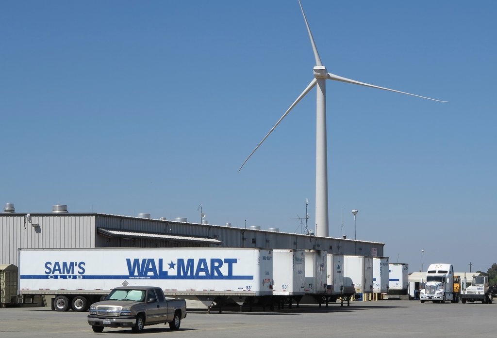 美国加州沃尔玛配送中心枪击案致2死4伤 现场传