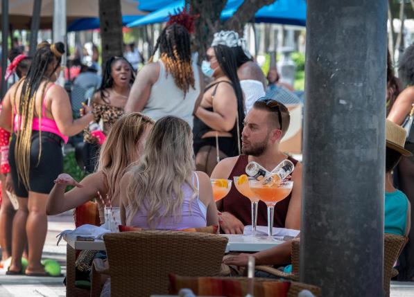 美国佛州新增确诊近9000例创单日最大增幅 酒吧喝