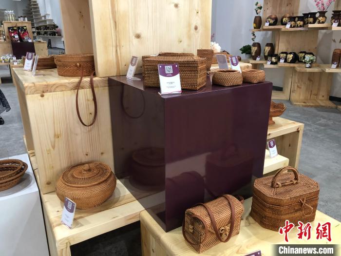 图为东盟商品集采城内的东南亚工艺品。 钟旖 摄