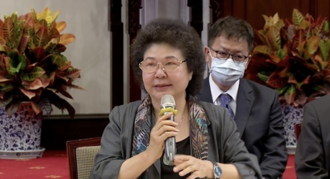 身绑铁链、推挤互骂……台