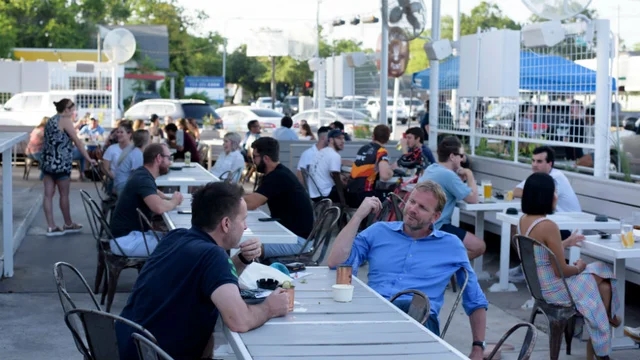 美国休斯敦医院称重症病床满额 遭质疑后停更数