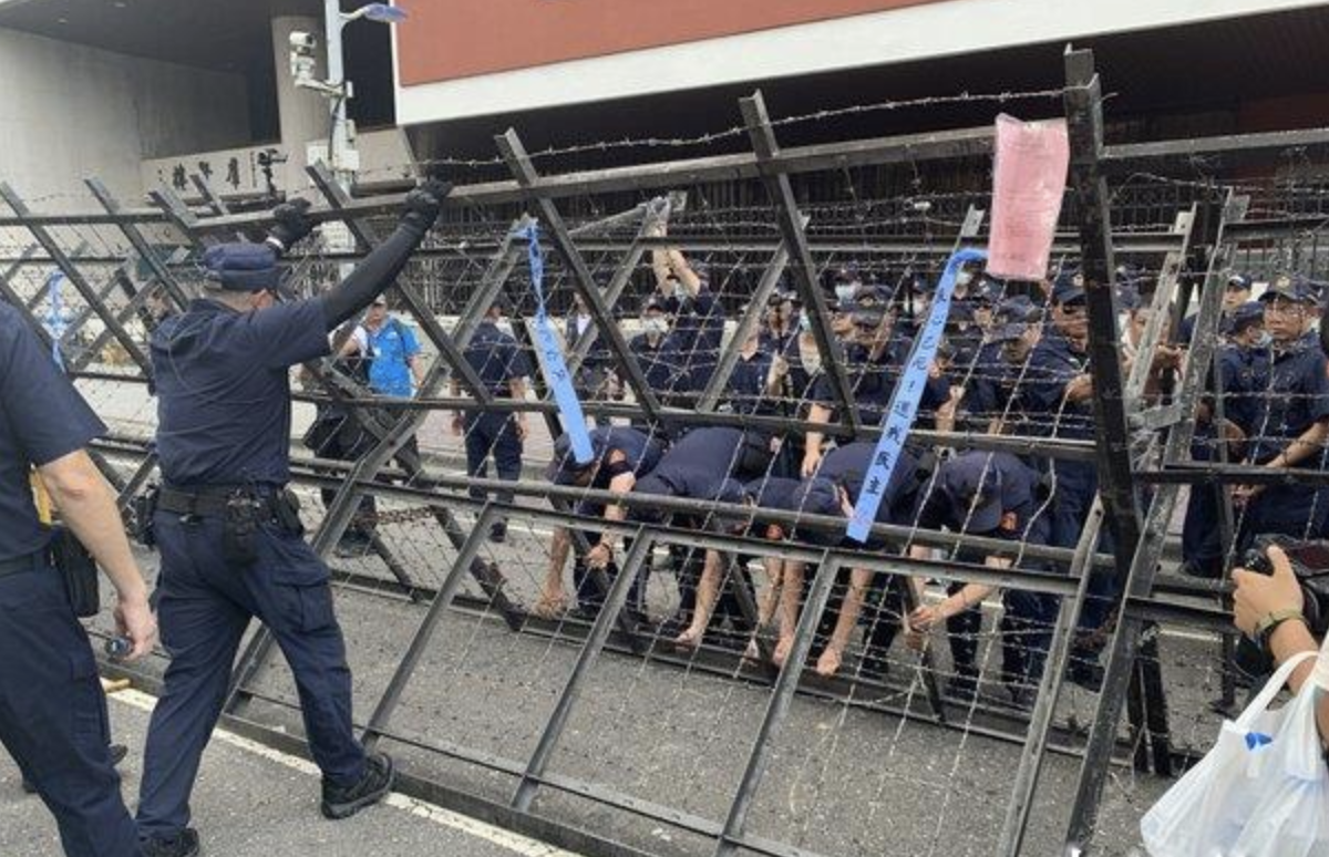 台湾民众聚集冲击台“立法院” 与警方激烈冲突