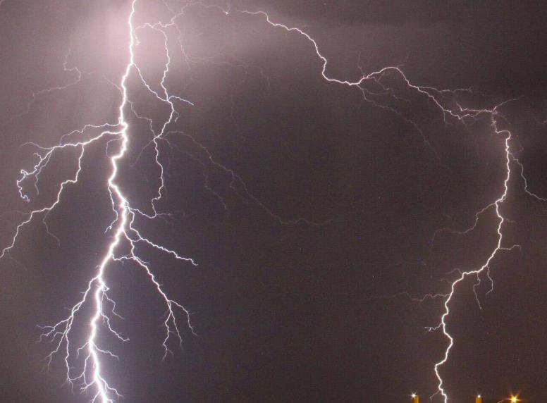 印度3名村民遭雷击后被埋入牛粪“治疗” 两人不