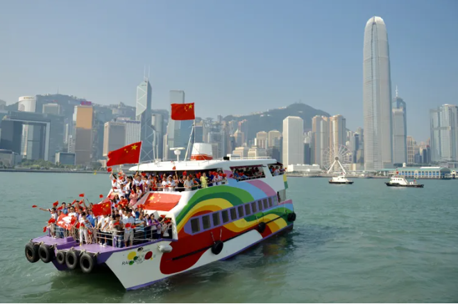 港台腔：涉港国安立法保护香港“舞照跳，马照