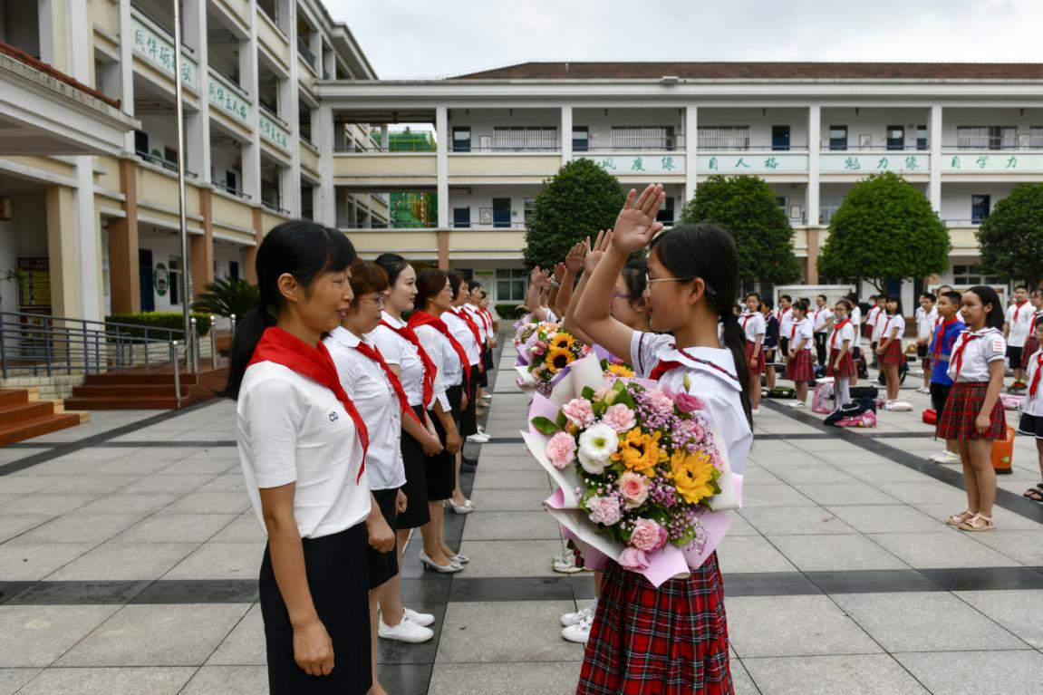 彭州市天府路小学举行六年级毕业典礼