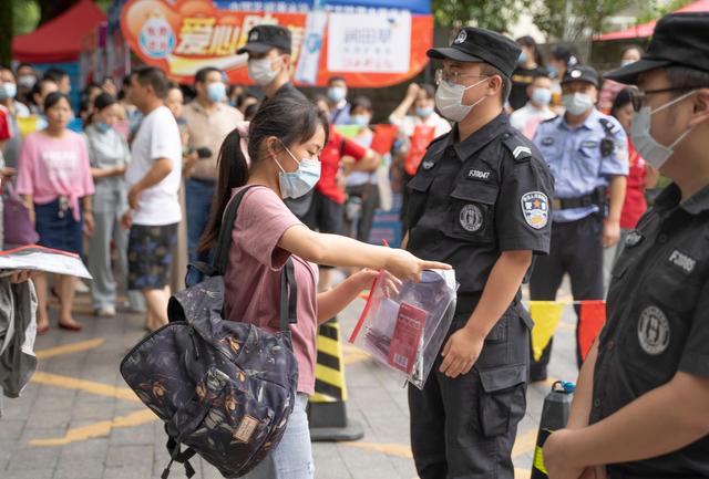 海外网评：特殊的高考，非凡的“成人礼”